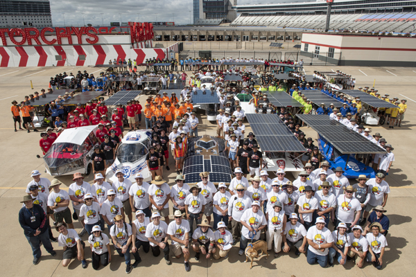 group photo of solar car challenge